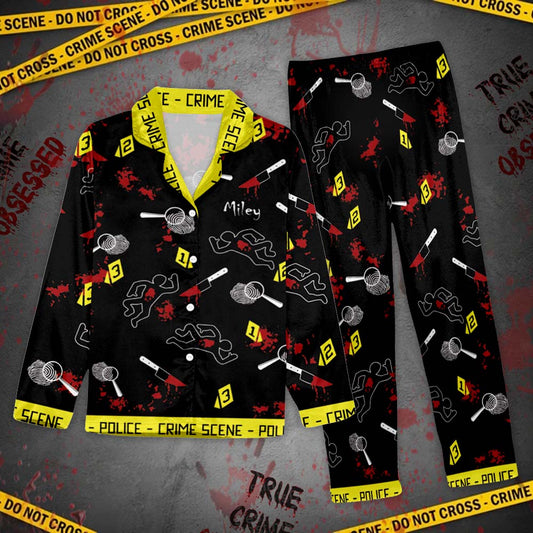 True Crime Junkie – Personalisierter Pyjama mit Knopfleiste