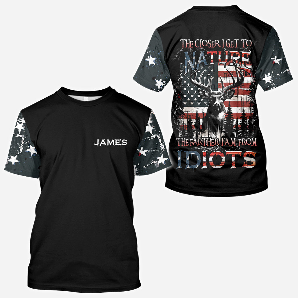 Plus je me rapproche de la nature, plus je deviens le père que je suis. T-shirt personnalisé « Chasse partout » de la série « Idiots ».