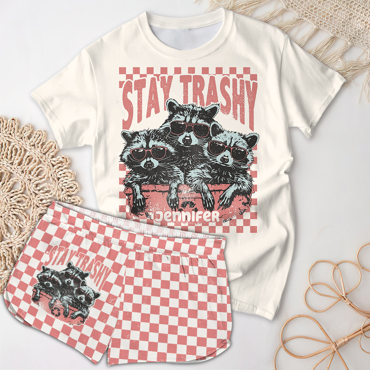Bleib lässig – Personalisiertes Waschbär-Shirt und Damenshorts