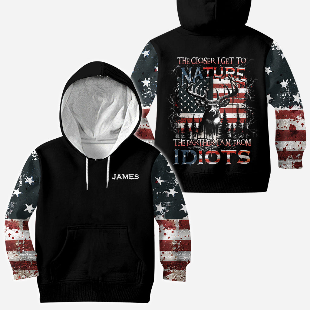 Plus je me rapproche de la nature, plus je deviens le père que je suis. T-shirt personnalisé « Chasse partout » de la série « Idiots ».