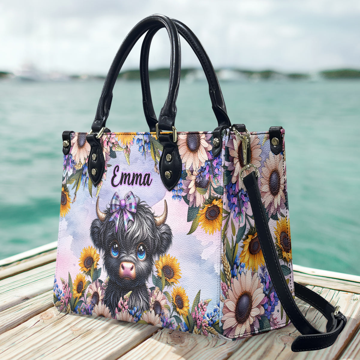 Sac à main en cuir personnalisé avec une adorable petite vache des Highlands