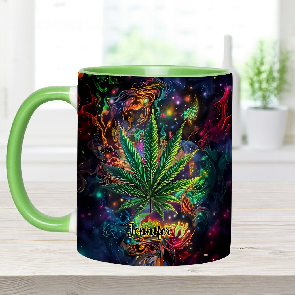 Stoner Chick – Personalisierter Becher mit Cannabis-Akzent