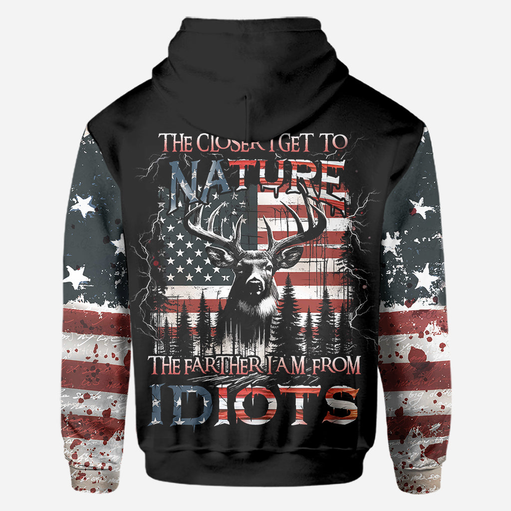 Plus je me rapproche de la nature, plus je deviens le père que je suis. T-shirt personnalisé « Chasse partout » de la série « Idiots ».
