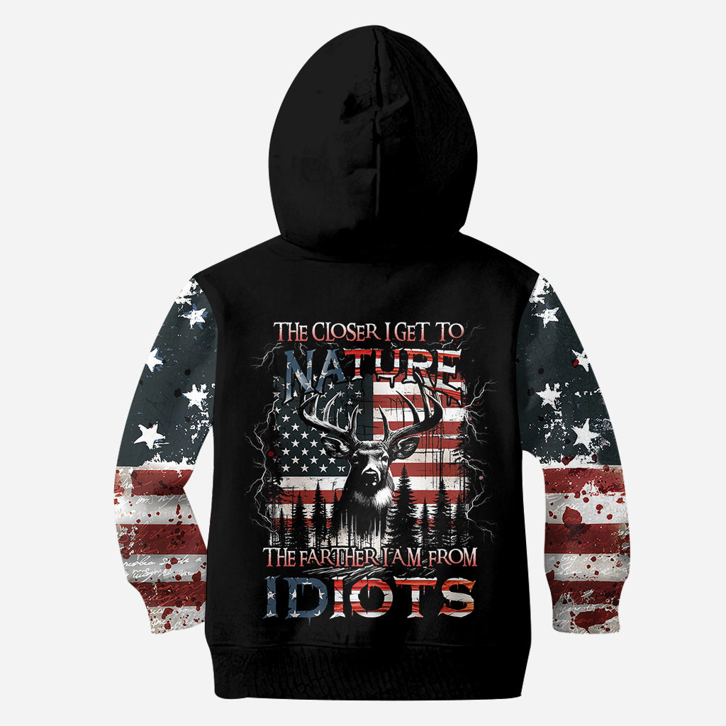 Plus je me rapproche de la nature, plus je deviens le père que je suis. T-shirt personnalisé « Chasse partout » de la série « Idiots ».
