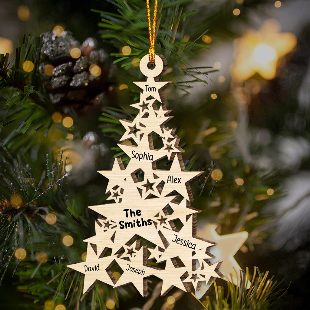 Weihnachtsbaum mit Sternenmotiv und individuellen Familiennamen – Personalisierter Familienschmuck