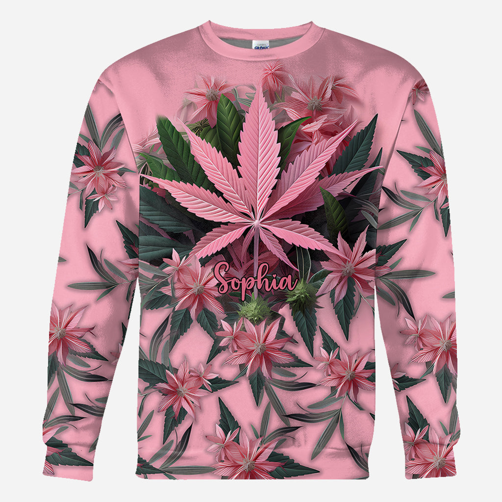 T-shirt rose « Stoner Chick » personnalisé avec motif cannabis.