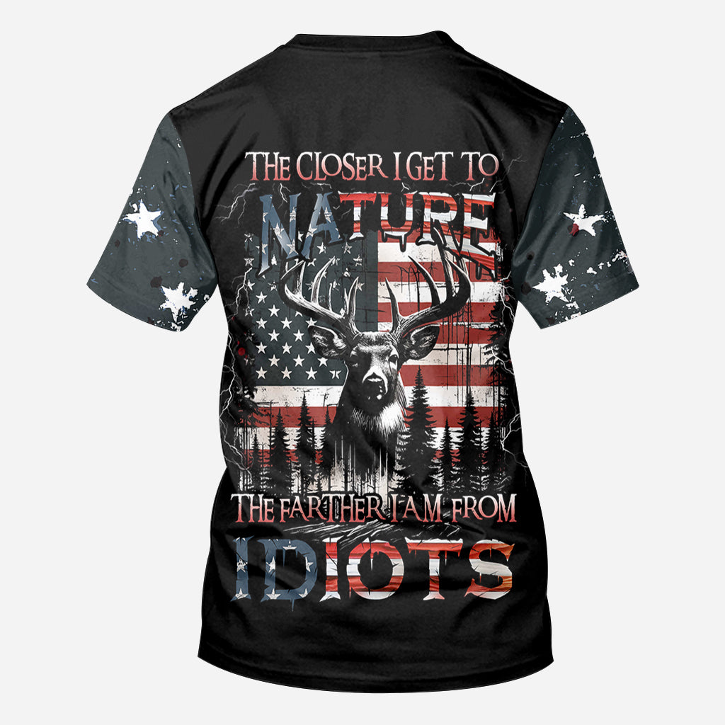 Plus je me rapproche de la nature, plus je deviens le père que je suis. T-shirt personnalisé « Chasse partout » de la série « Idiots ».