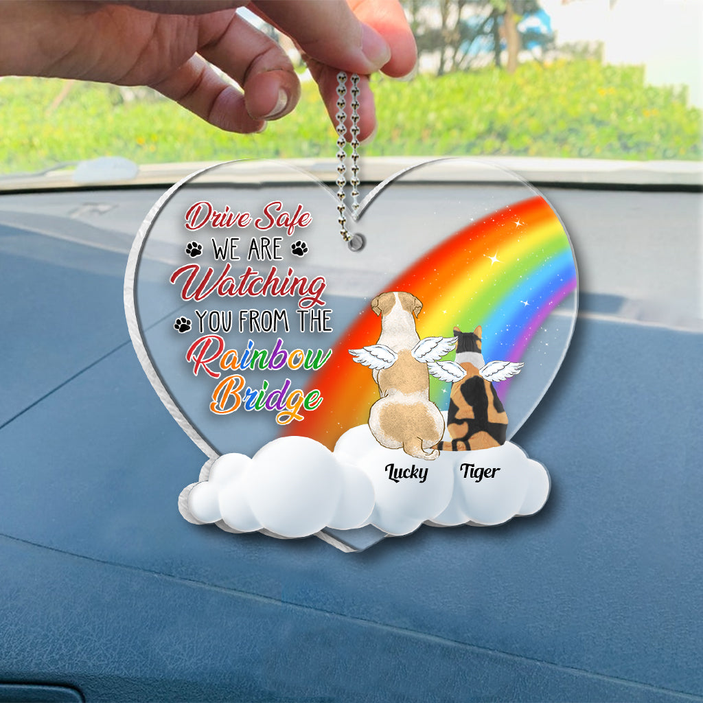 Conduisez prudemment, nous vous surveillons depuis le pont arc-en-ciel - Ornement de voiture transparent personnalisé pour chien