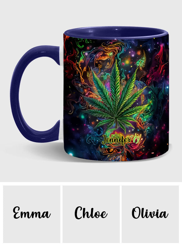 Stoner Chick – Personalisierter Becher mit Cannabis-Akzent