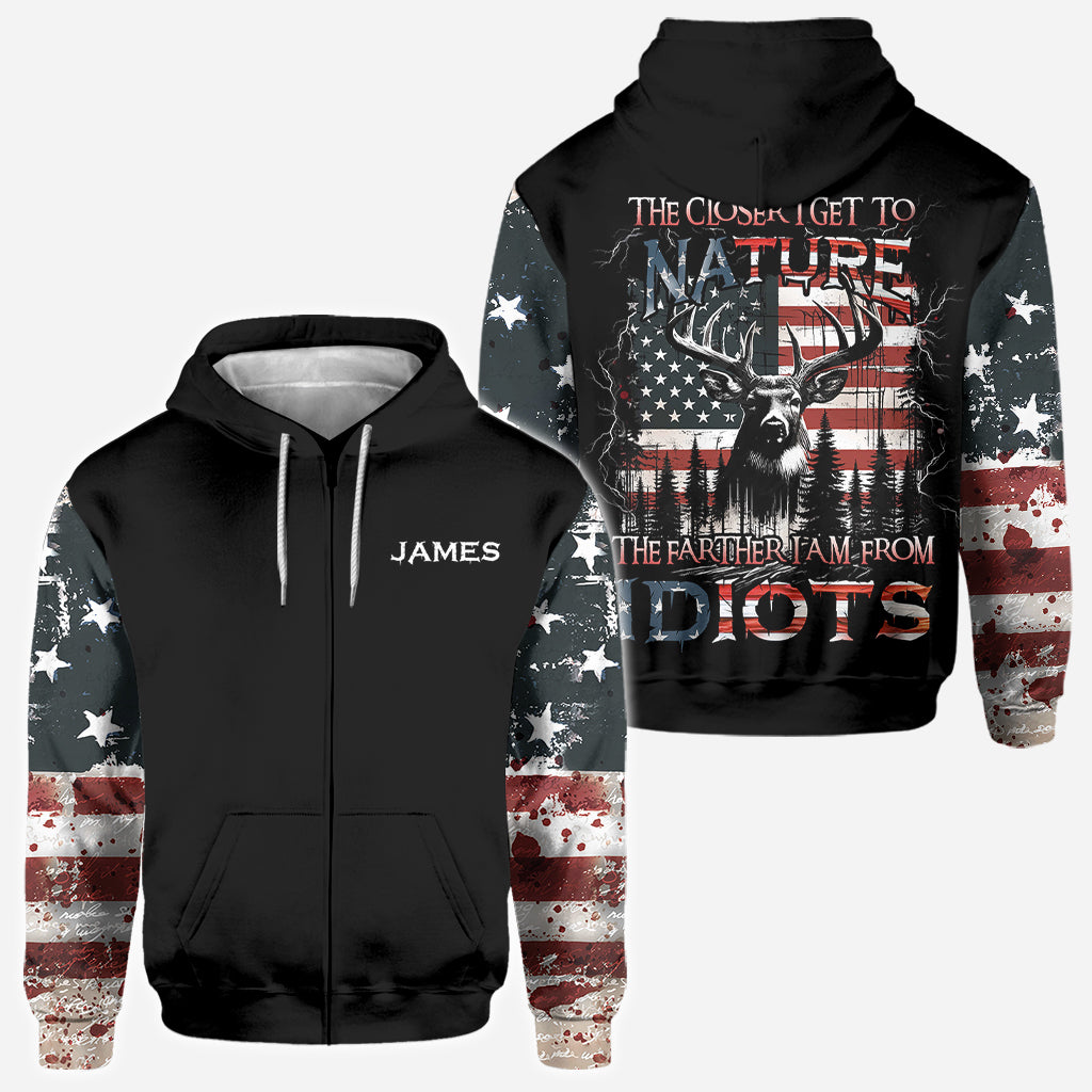 Plus je me rapproche de la nature, plus je deviens le père que je suis. T-shirt personnalisé « Chasse partout » de la série « Idiots ».