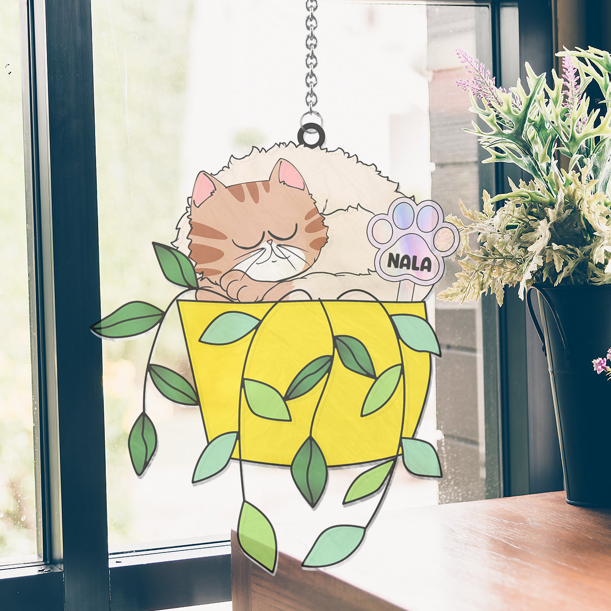 Chat détendu dans un pot de fleurs - Attrape-soleil personnalisé en forme de chat à suspendre à la fenêtre 