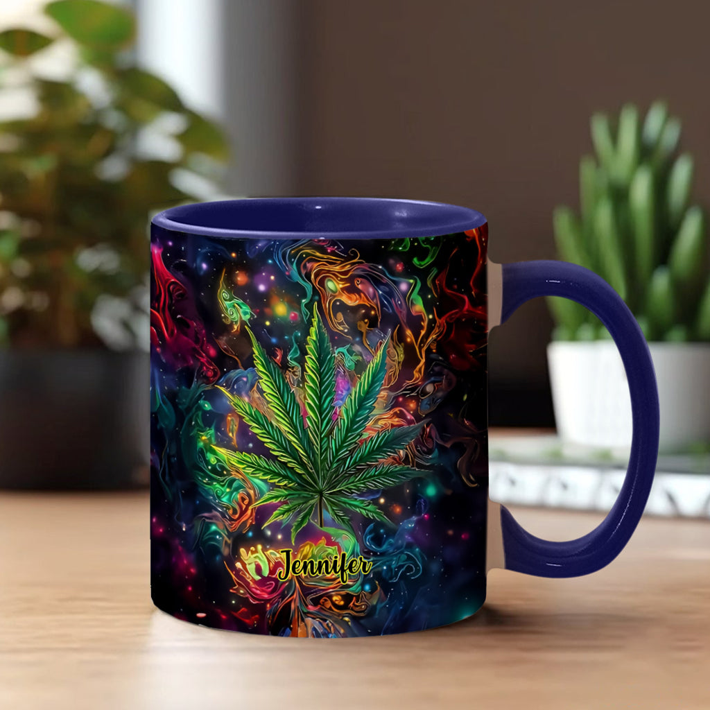 Stoner Chick – Personalisierter Becher mit Cannabis-Akzent