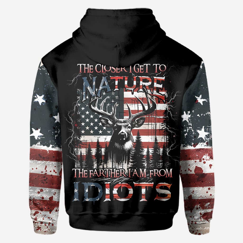 Plus je me rapproche de la nature, plus je deviens le père que je suis. T-shirt personnalisé « Chasse partout » de la série « Idiots ».