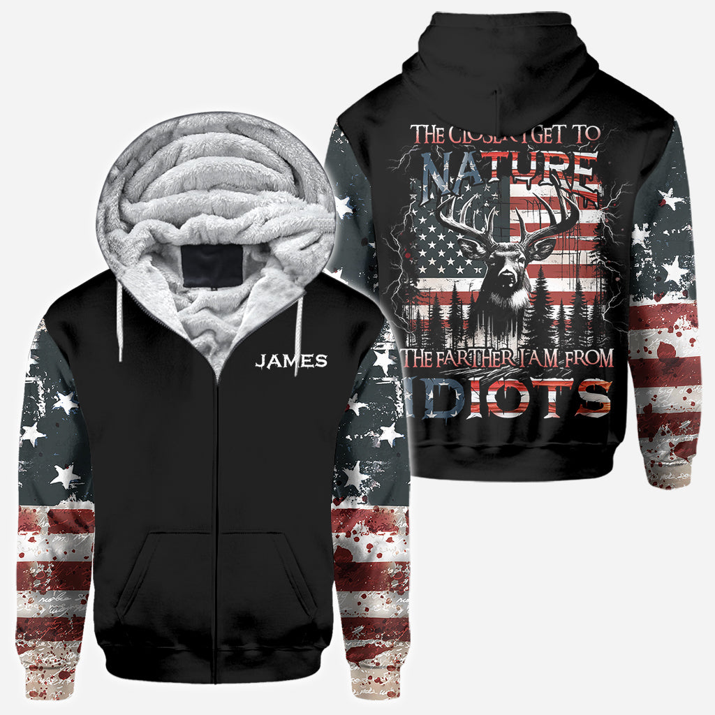 Plus je me rapproche de la nature, plus je deviens le père que je suis. T-shirt personnalisé « Chasse partout » de la série « Idiots ».