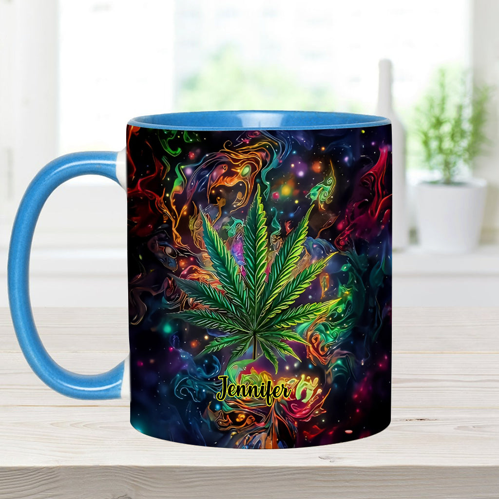 Stoner Chick – Personalisierter Becher mit Cannabis-Akzent