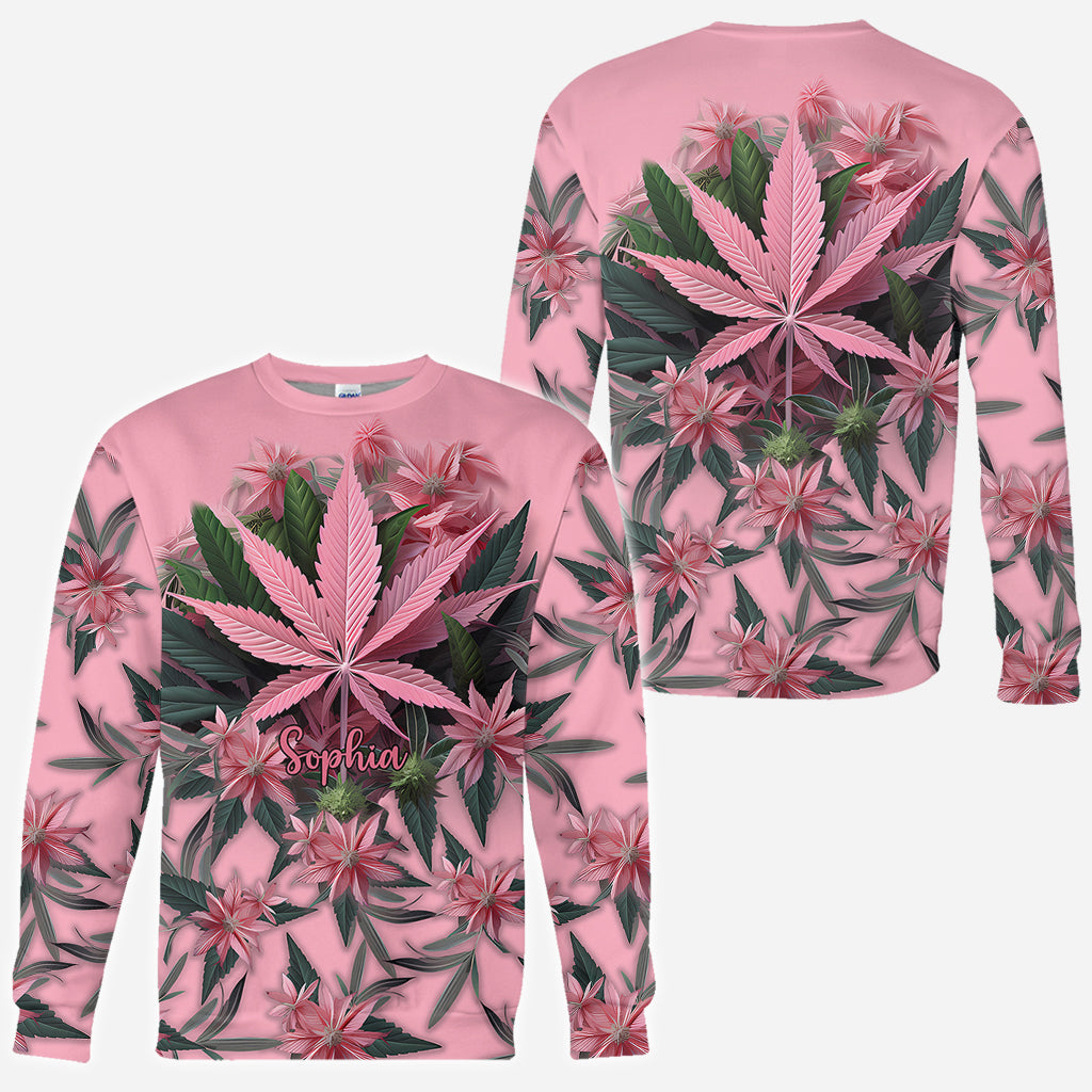 T-shirt rose « Stoner Chick » personnalisé avec motif cannabis.