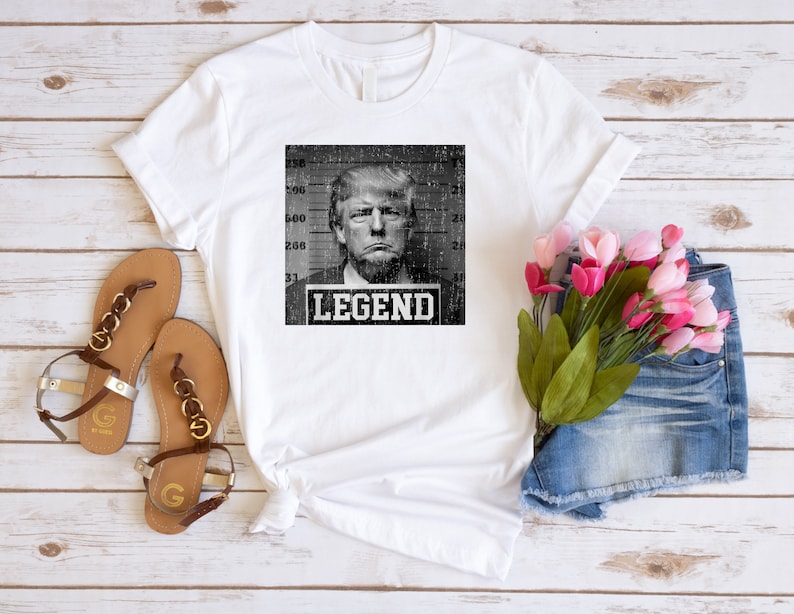 Trump Mugshot T-Shirt, Politisches T-Shirt, Donald Trump Shirt, Trump Legend Shirt, Trump's Mug Shot T-Shirt & Hoodie