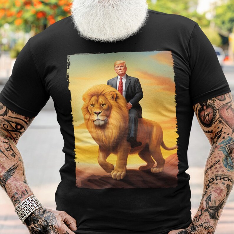 Donald Trump reitet auf einem Löwen – T-Shirt & Hoodie 0924