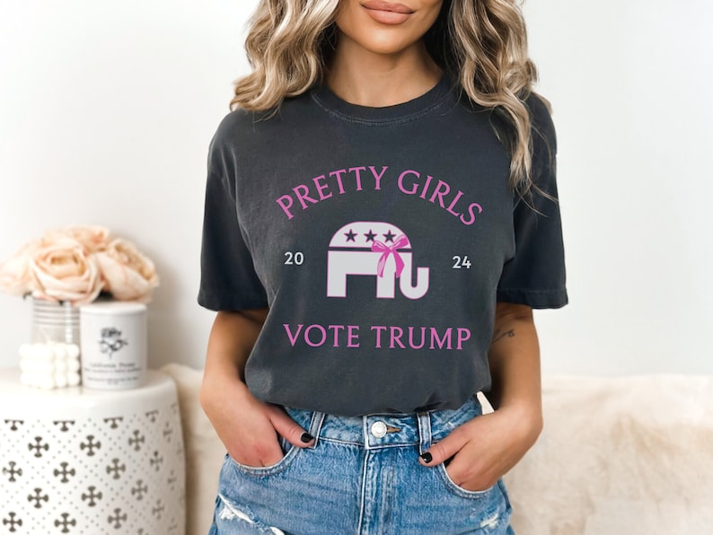 „Hübsche Mädchen wählen Trump“-Shirt für Frauen, „Coquette Trump 2024“-T-Shirt, Republikanisches T-Shirt, „Trump Girl“-Wahlkampf-T-Shirt, Politisches Geschenk für sie – T-Shirt & Hoodie