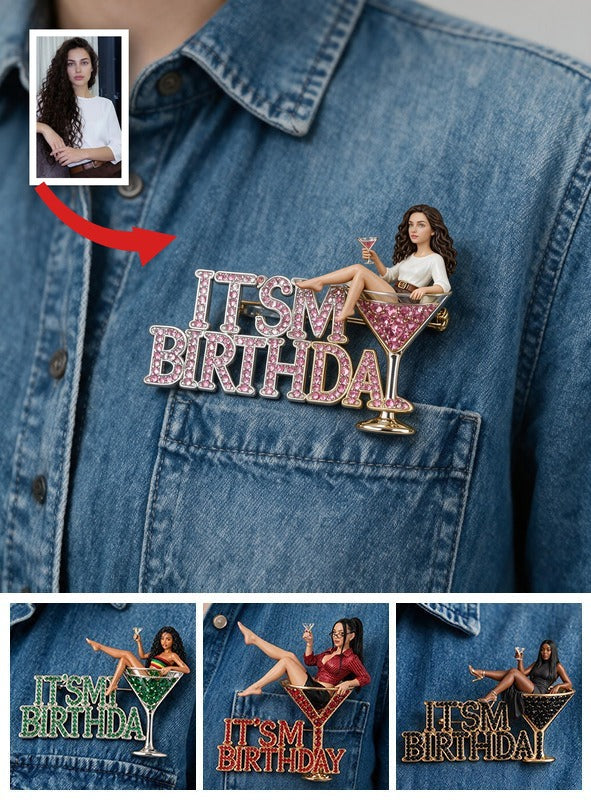 Es ist mein Geburtstag - Personalisierte 3D-Relief-Emailleschließe mit einer Frau mit lockigem Haar