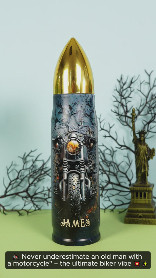 Unterschätze niemals einen alten Mann mit einem Motorrad – personalisierter Biker-Kugelbecher