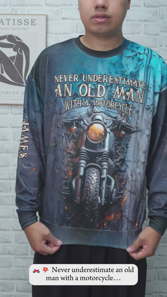 Unterschätze niemals einen alten Mann mit einem Motorrad – personalisiertes Biker-Shirt