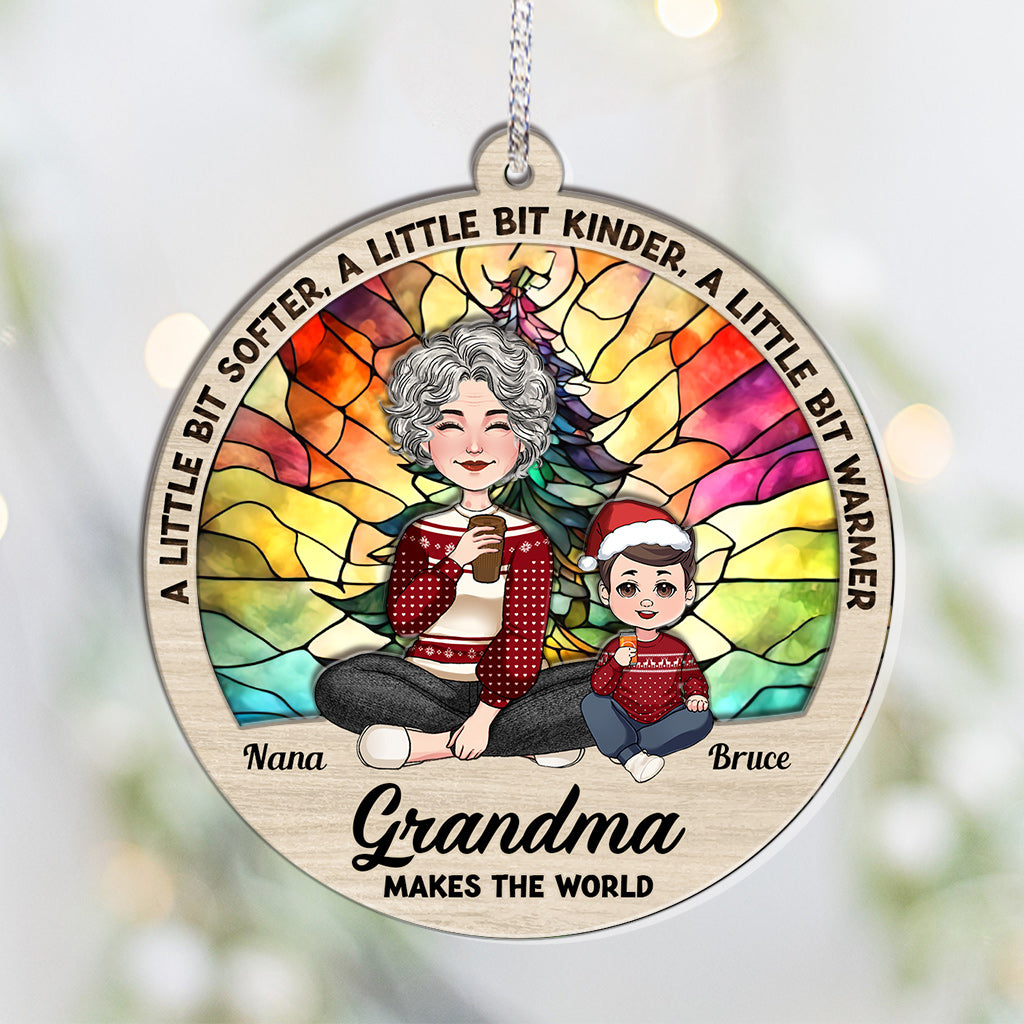 Oma macht die Welt wärmer – Personalisierte Oma-Lagenmix-Weihnachtsbaumkugel