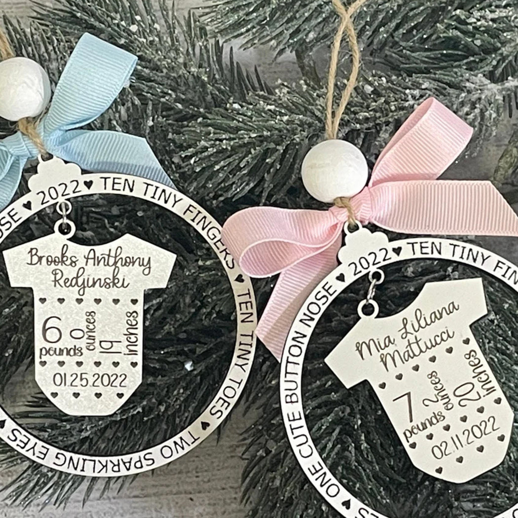 Babys erstes Weihnachtsfest – Geschenk für Neugeborene – Personalisierter 2-teiliger Holzschmuck