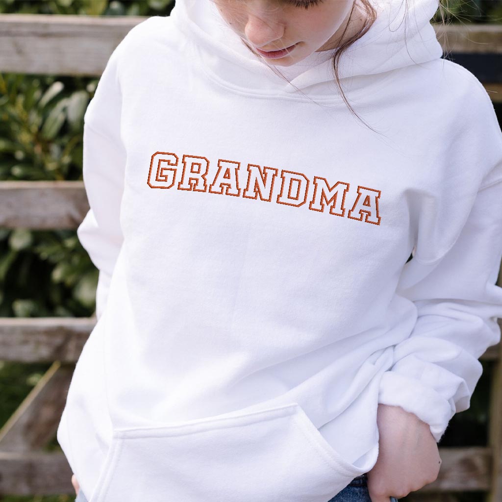Personalisierter, bestickter Hoodie für Oma – individueller Name