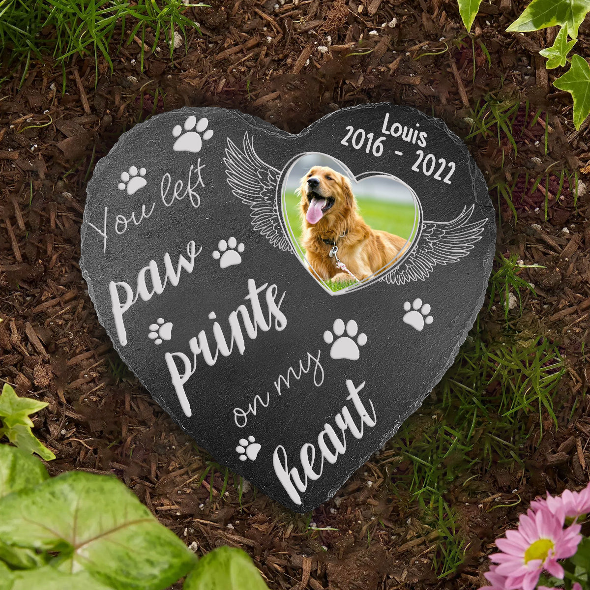 Pfotenabdrücke auf meinem Herzen – personalisierter herzförmiger Stein mit Hundemotiv