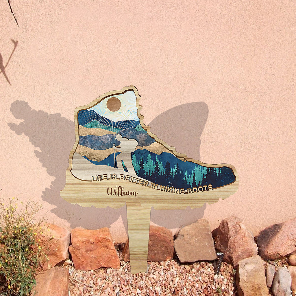 La vie est plus belle en chaussures de randonnée - Panneau de jardin personnalisé en acrylique pour la randonnée