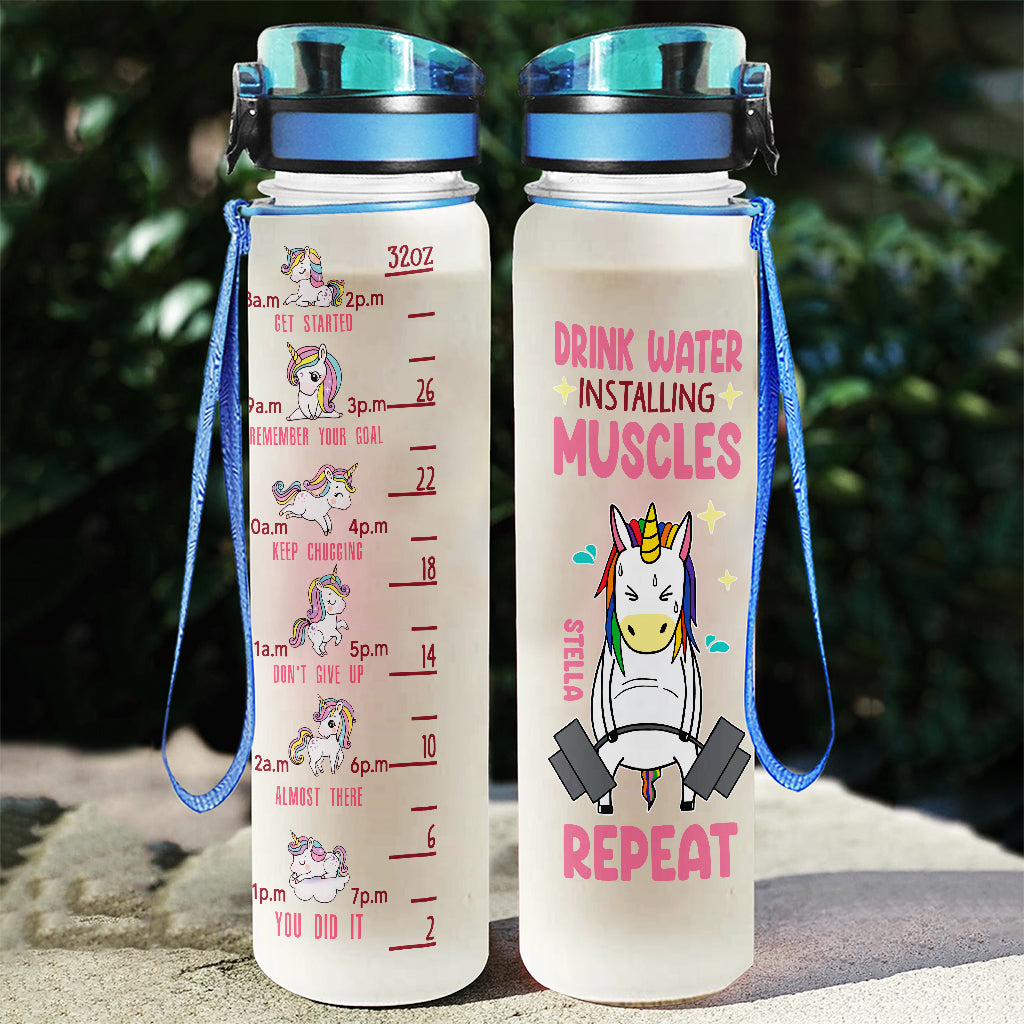Trinken Sie Wasser, trainieren Sie Muskeln, wiederholen Sie den Vorgang – personalisierte Fitness-Trinkflasche