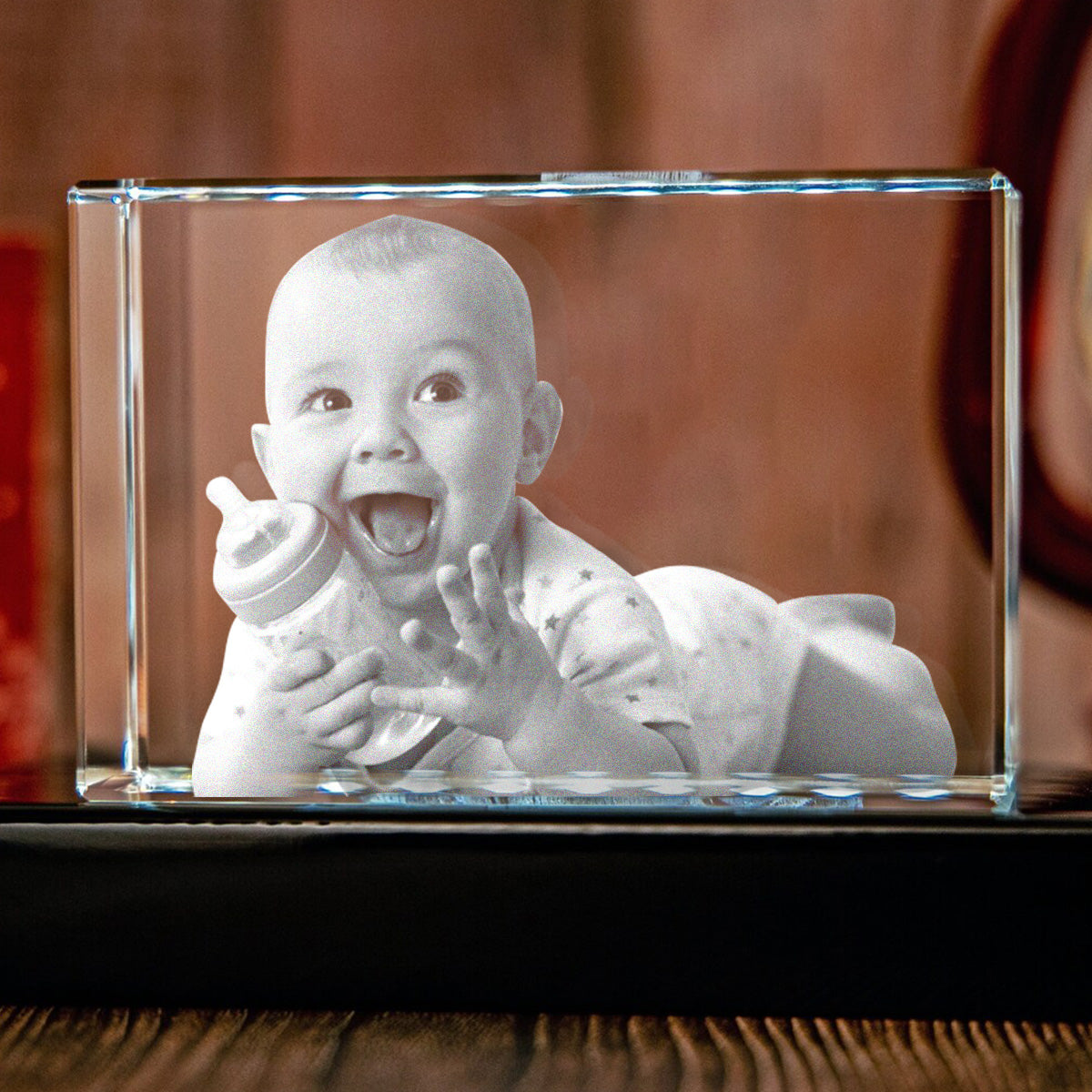 Individuelles Foto – Personalisierte Lasergravur eines Neugeborenen auf einer 3D-Kristalllampe in Quaderform