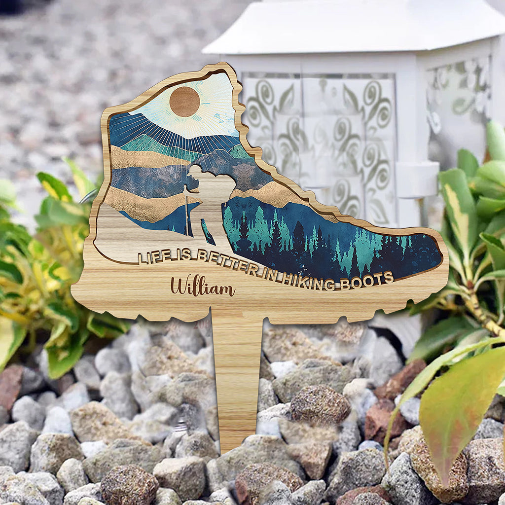 La vie est plus belle en chaussures de randonnée - Panneau de jardin personnalisé en acrylique pour la randonnée