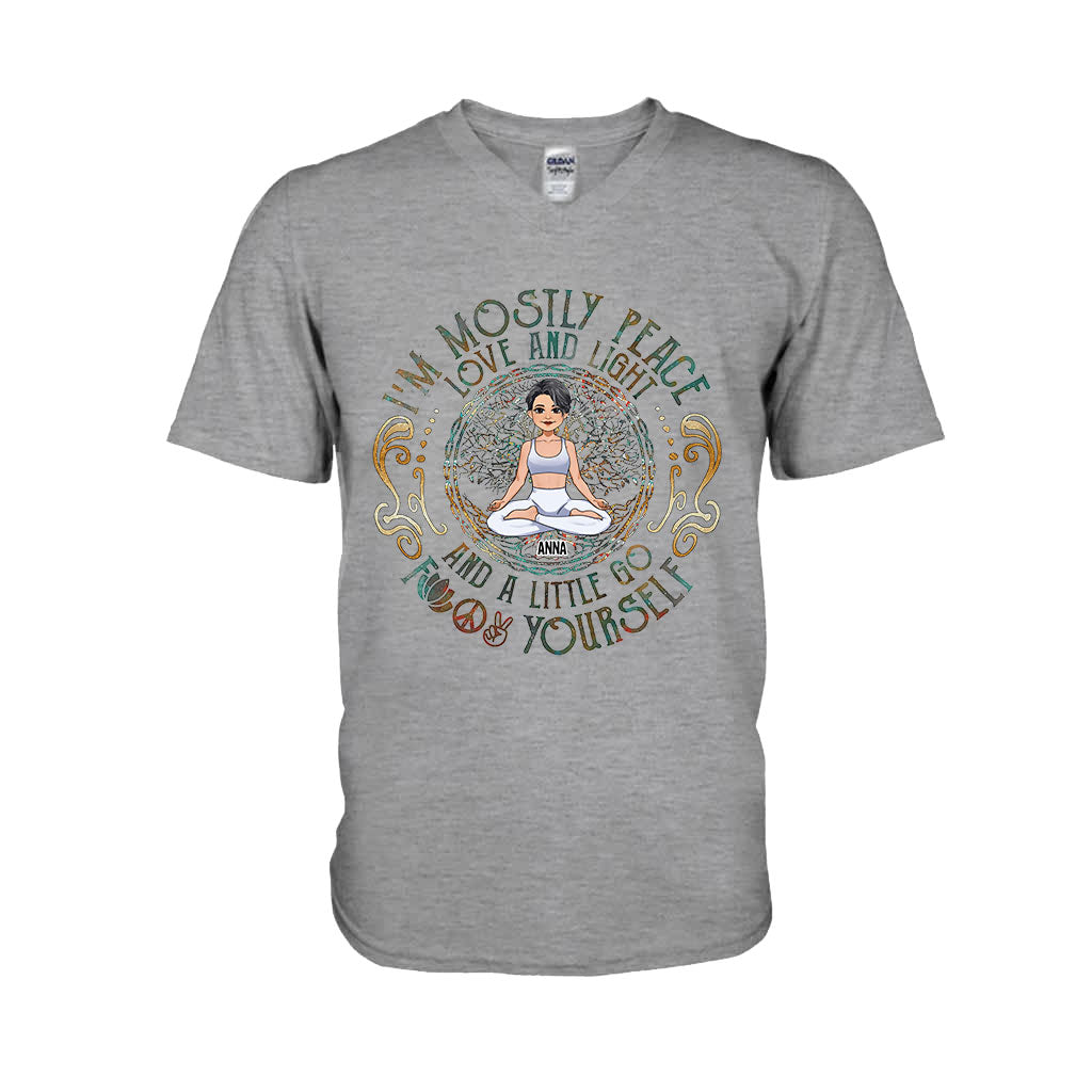 Ich bin größtenteils Frieden – Personalisiertes Yoga-T-Shirt und Hoodie