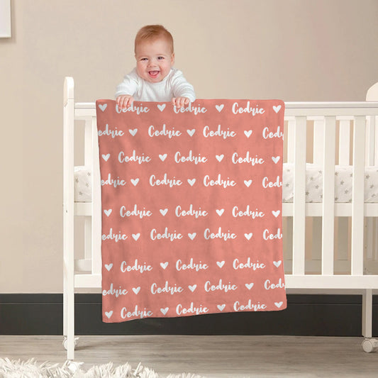 Personalisierte Babydecke mit individuellem Namensherzmuster