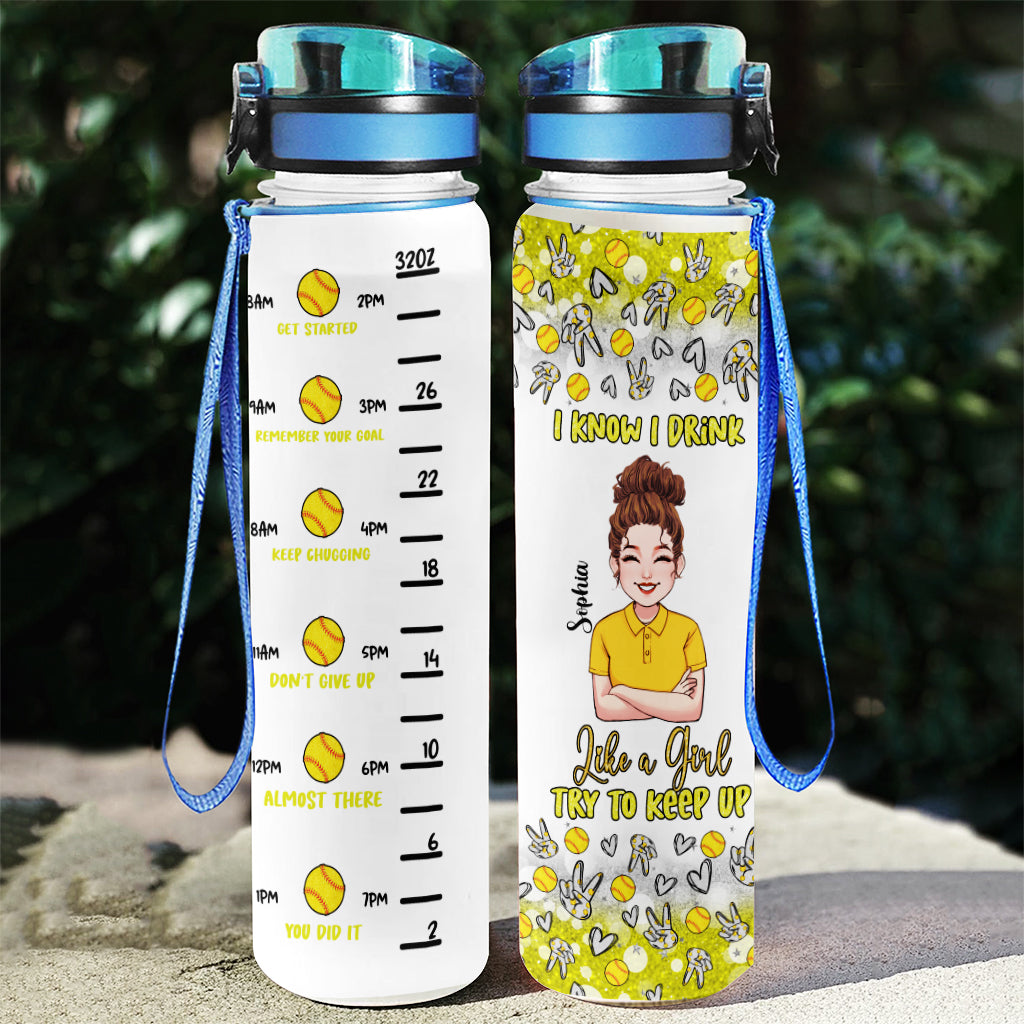 Wie ein Mädchen, das versucht, mitzuhalten – Personalisierte Softball-Wasserflasche mit Tracker