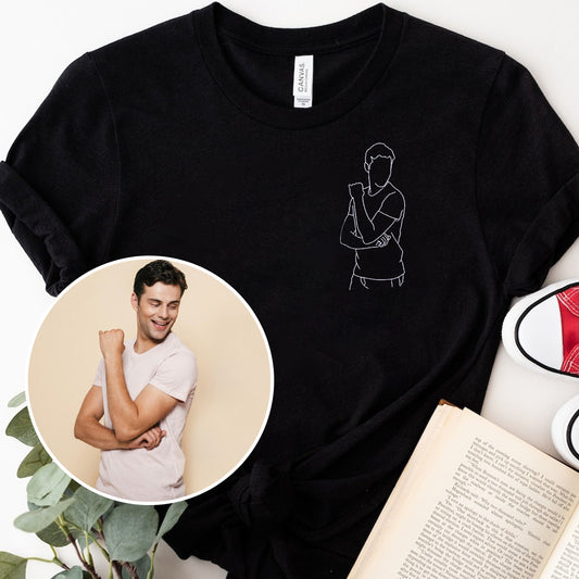 Individuelle Strichzeichnung – Personalisiertes, besticktes T-Shirt für den Enkel