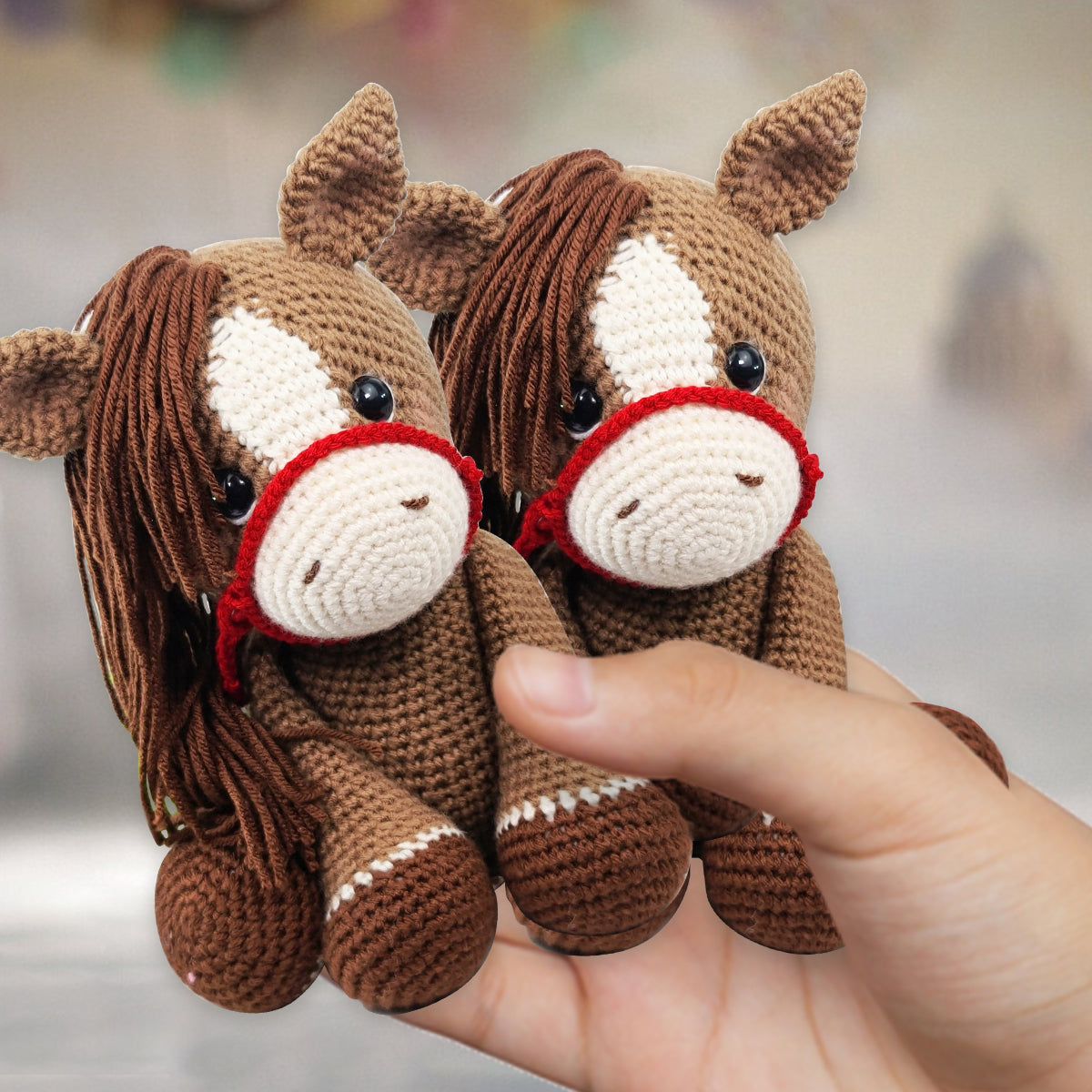 Chevauche-moi - Figurine de cheval personnalisée tricotée à la main