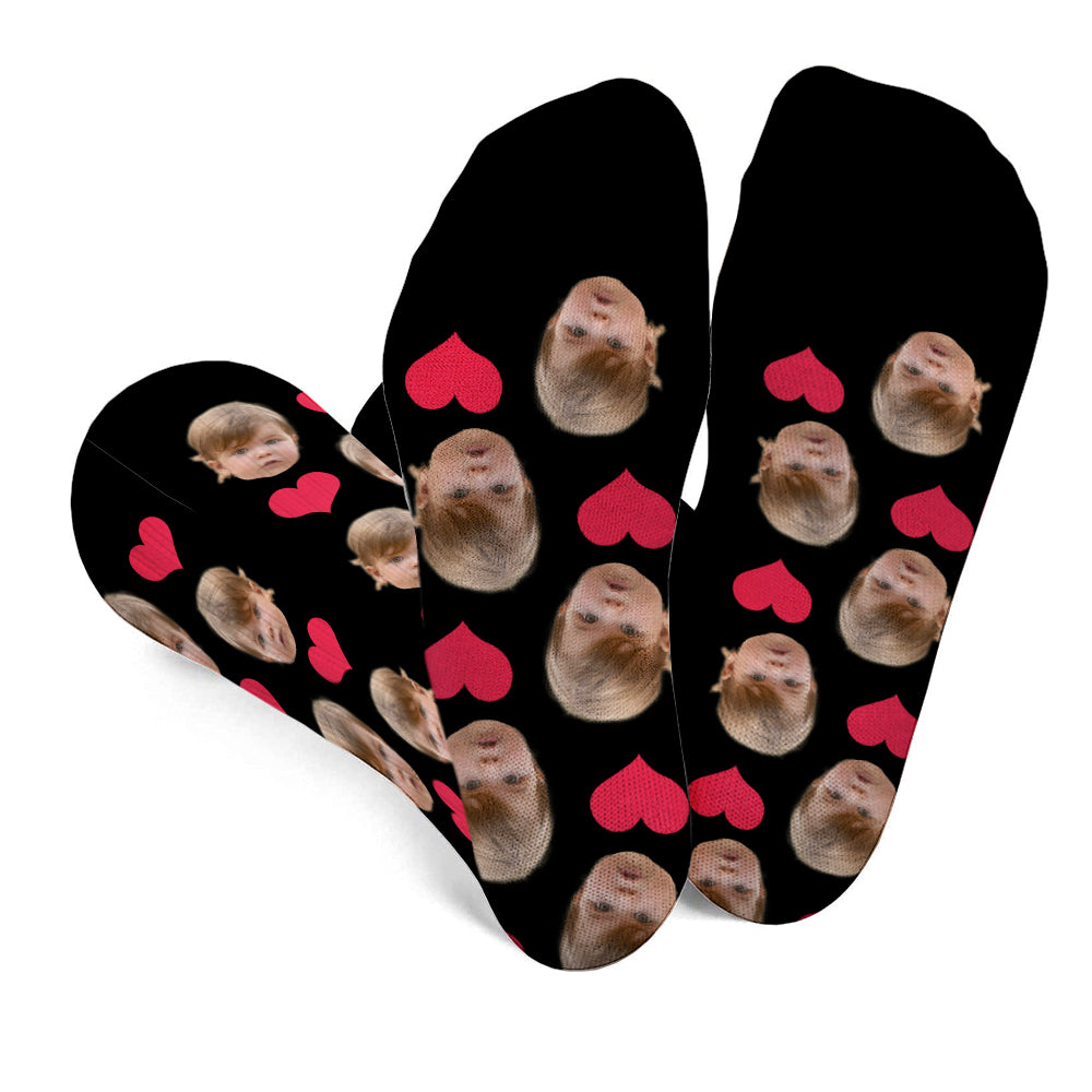 Individuelles Gesichtsherzmuster – Personalisierte Socken für die Enkelin
