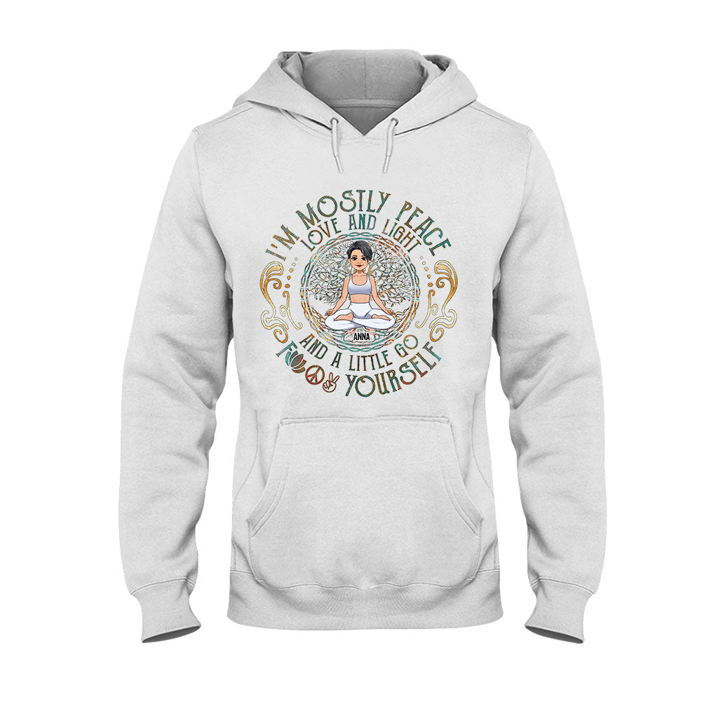 Ich bin größtenteils Frieden – Personalisiertes Yoga-T-Shirt und Hoodie