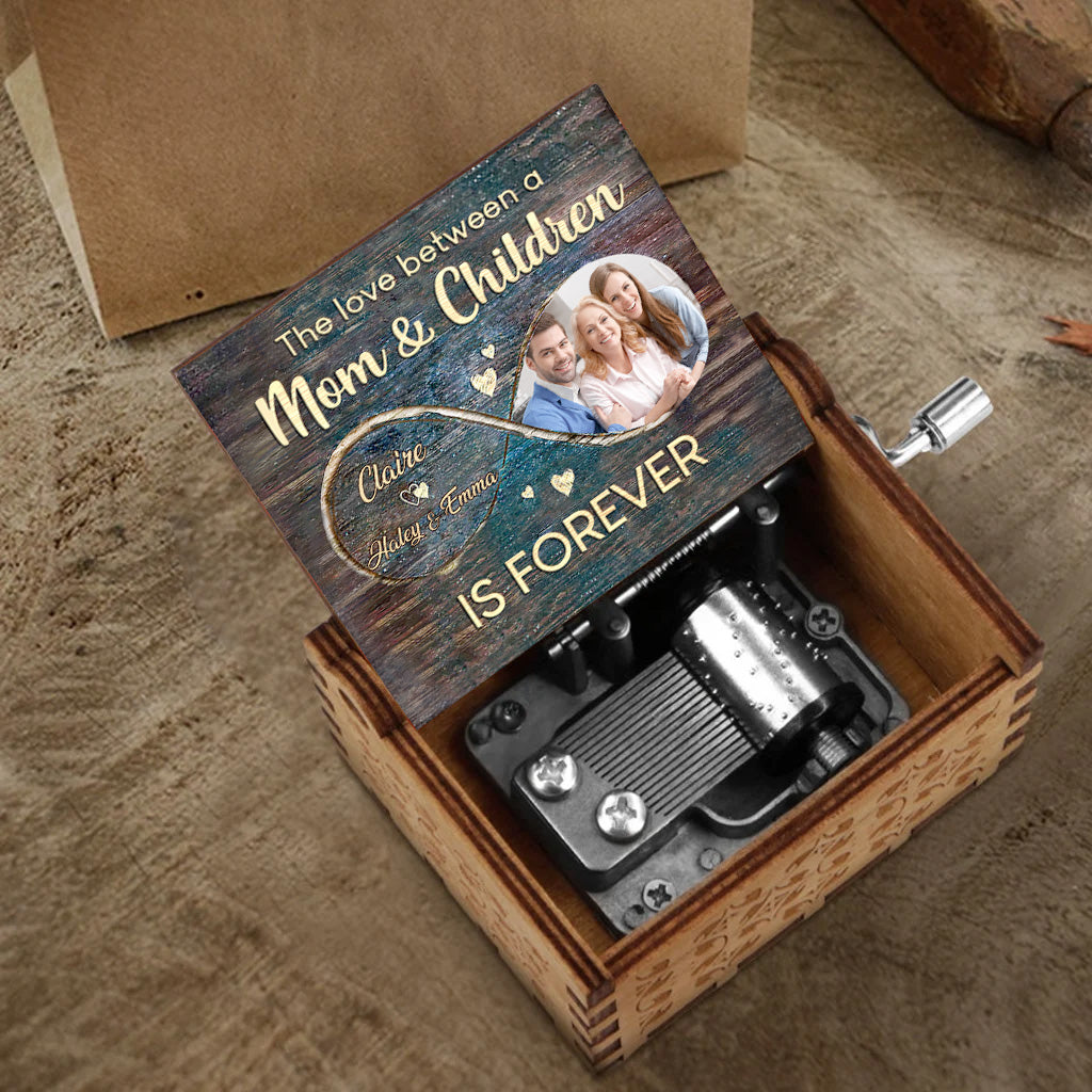 Mother's Love Is Forever - Gift for mom, daughter, son - Personalized Hand Crank Music Box