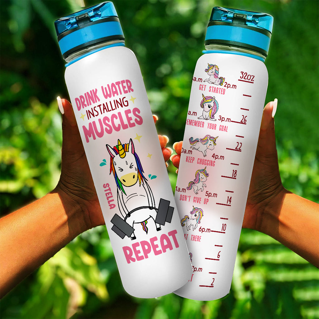 Trinken Sie Wasser, trainieren Sie Muskeln, wiederholen Sie den Vorgang – personalisierte Fitness-Trinkflasche