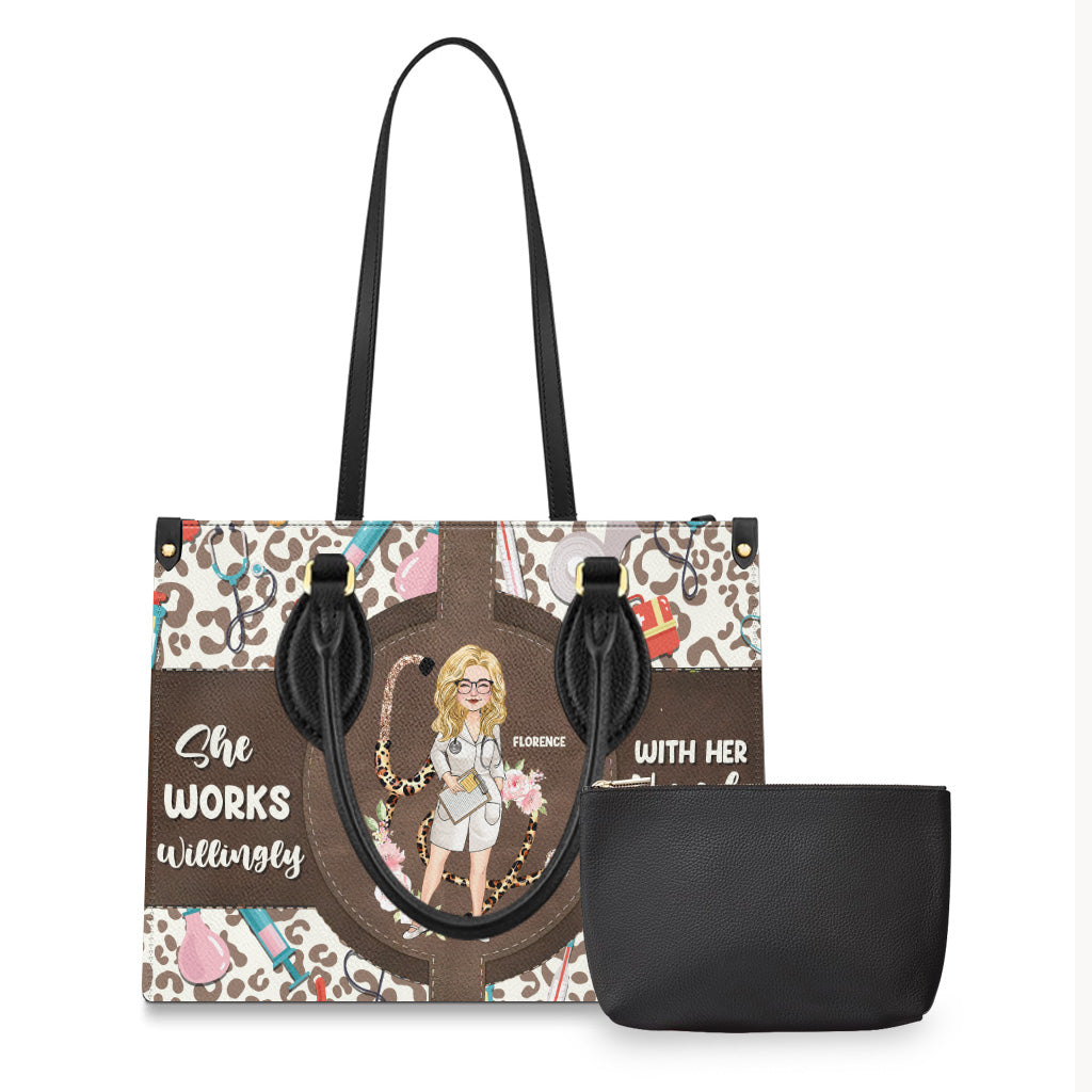 She Works Willingly With Her Hands - Personalized Nurse Leather Handbag