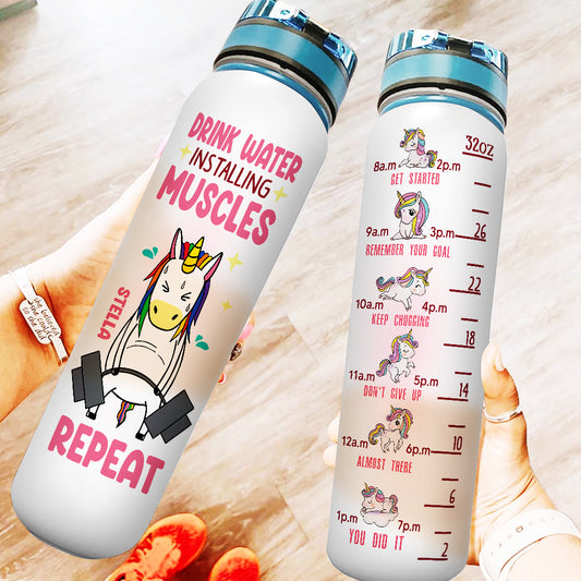 Trinken Sie Wasser, trainieren Sie Muskeln, wiederholen Sie den Vorgang – personalisierte Fitness-Trinkflasche