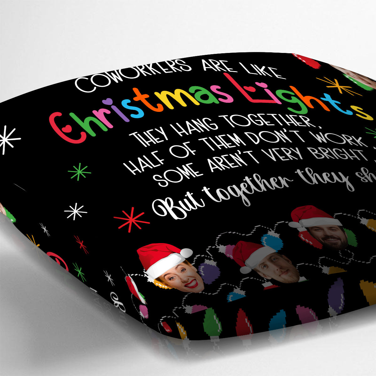Les collègues, c'est comme les guirlandes de Noël : ensemble, ils brillent - Coussin décoratif personnalisé pour collègues