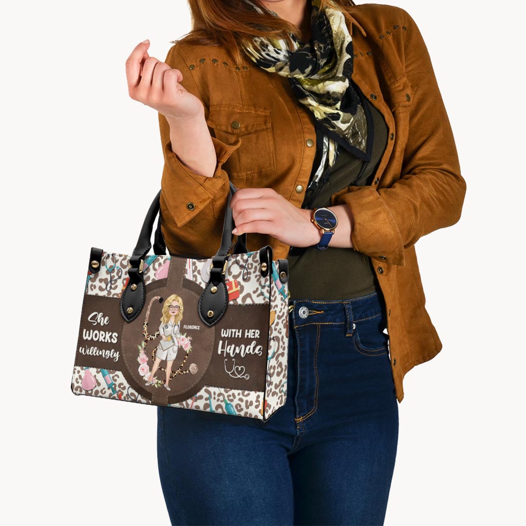 She Works Willingly With Her Hands - Personalized Nurse Leather Handbag
