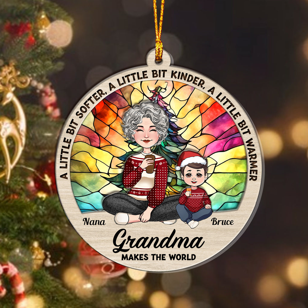 Oma macht die Welt wärmer – Personalisierte Oma-Lagenmix-Weihnachtsbaumkugel