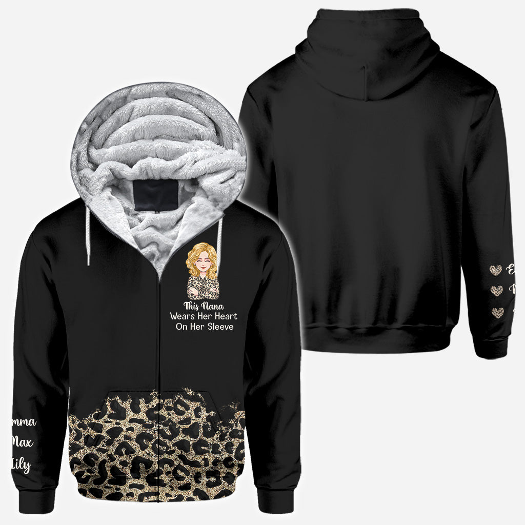 Diese Oma trägt ihr Herz auf der Zunge – Geschenk für Oma, Mama, Tante – Personalisiertes T-Shirt