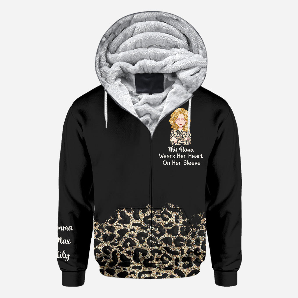 Diese Oma trägt ihr Herz auf der Zunge – Geschenk für Oma, Mama, Tante – Personalisiertes T-Shirt